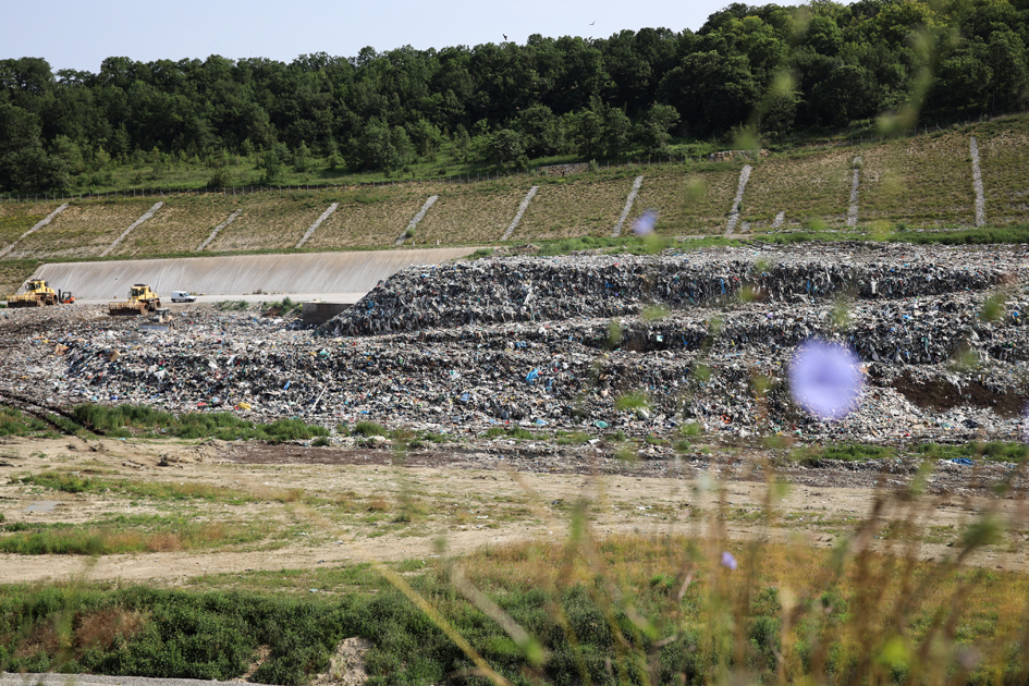 Vue du casier 7 (zone d'enfouissement des ordures ménagères collectées sur le territoire du Systom des Pyrénées).