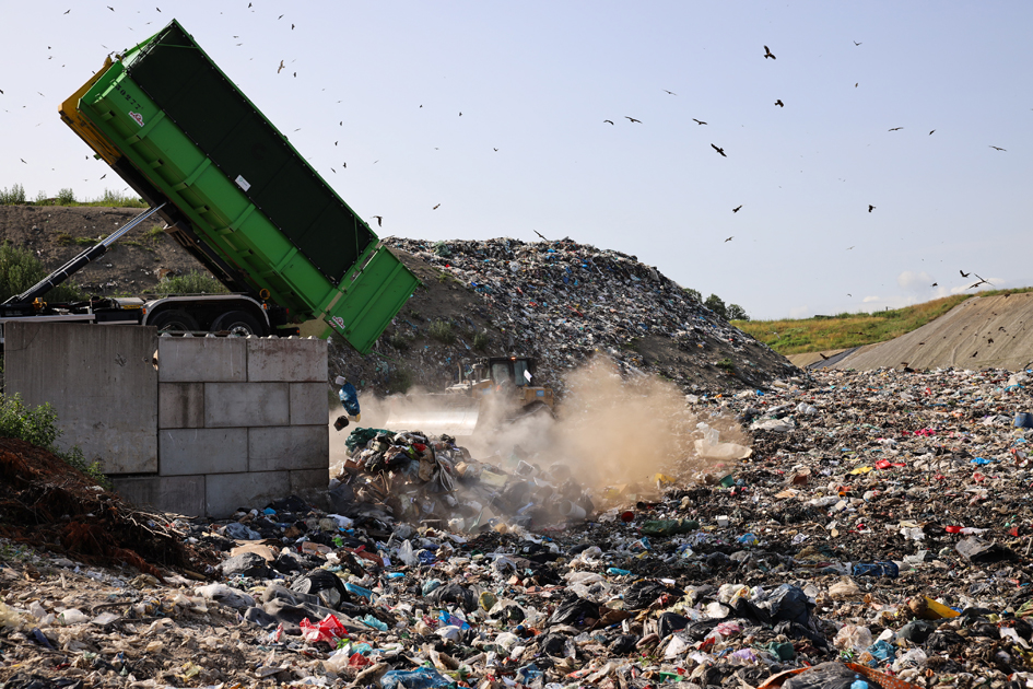 Déchargement d'une benne d'ordures ménagères sur le quai d'enfouissement.